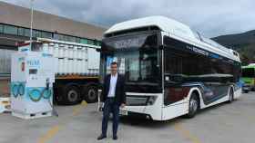 El diputado de Transportes y Movilidad Sostenible, Miguel ngel Gmez Viar con el autobs propulsado por hidrgeno de Caetano Bus. / Diputacin de Bizkaia