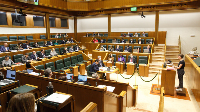 Uno de los plenos del Parlamento vasco. / EFE