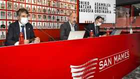 El presidente del club, Aitor Elizegi, el contable, Jon Ander de las Fuentes, y el director general, Jon Berasategi. / ATHLETIC CLUB