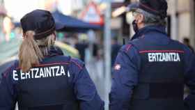 Dos agentes de la Ertzaintza en Bilbao. / EP