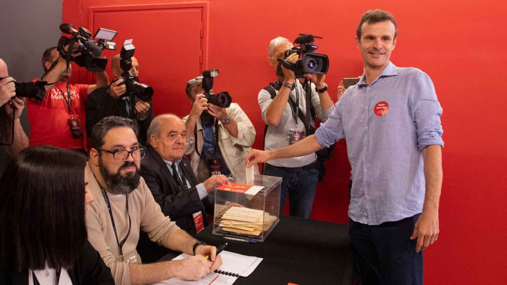 Jon Uriarte, en el momento de depositar su voto antes de ser elegido presidente del Athletic / CV