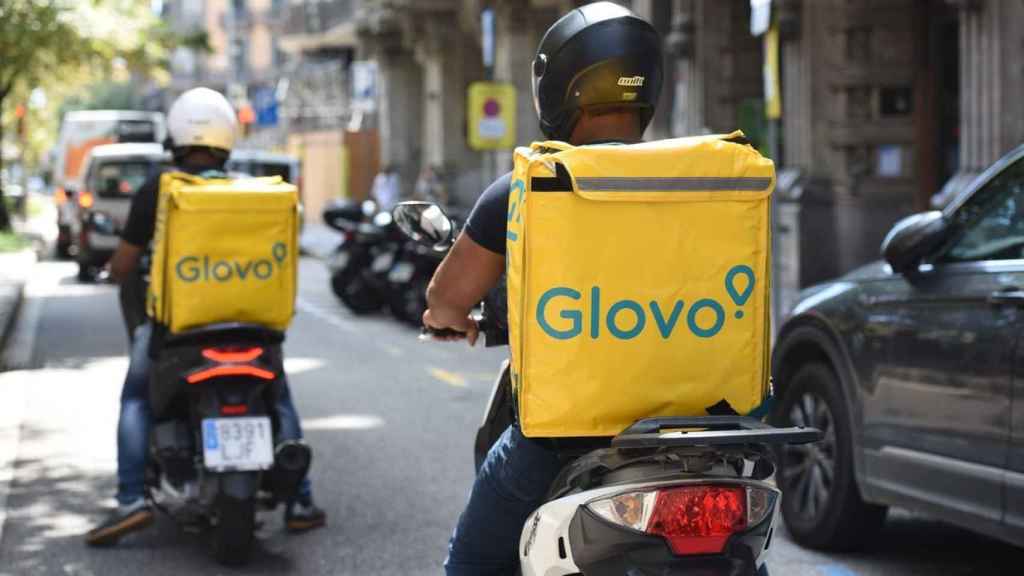 Dos repartidores de Glovo con sus mochilas de reparto. / EP