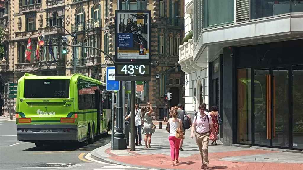 Un termmetro marca 43 grados en la Plaza Moyua de Bilbao / EP