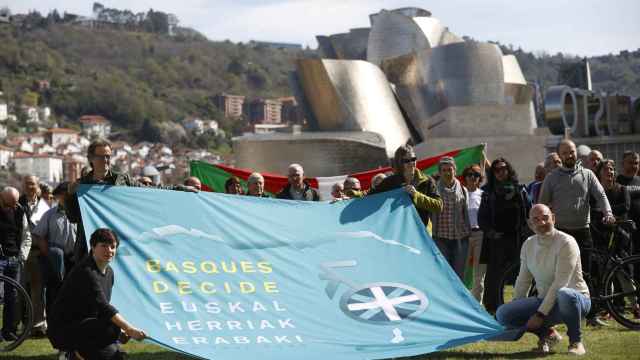 La plataforma soberanista Gure Esku en Bilbao durante la presentacin de la iniciativa para reivindicar el derecho de Euskadi a la autodeterminacin durante el paso del Tour de Francia por Euskadi / EFE