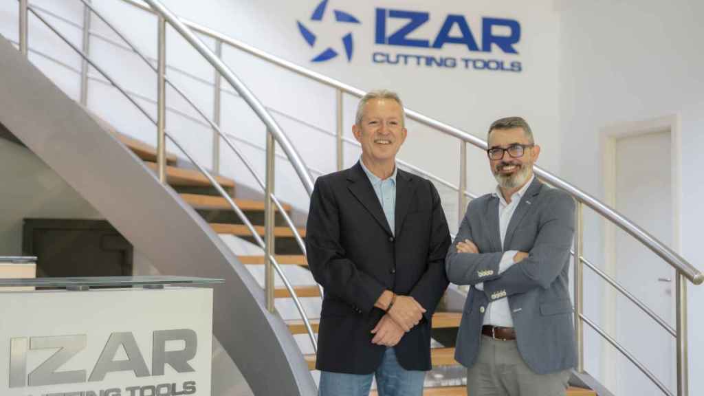 Carlos Pujana, junto al nuevo director de Izar Cutting Tools scar de Manuel / EP