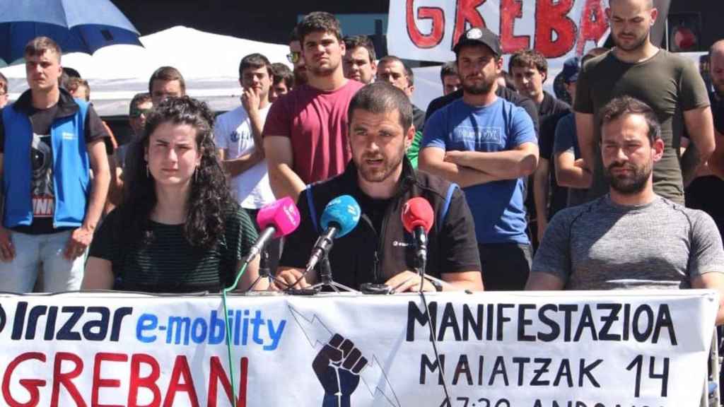 Rueda de prensa de trabajadores de Irizar / LAB