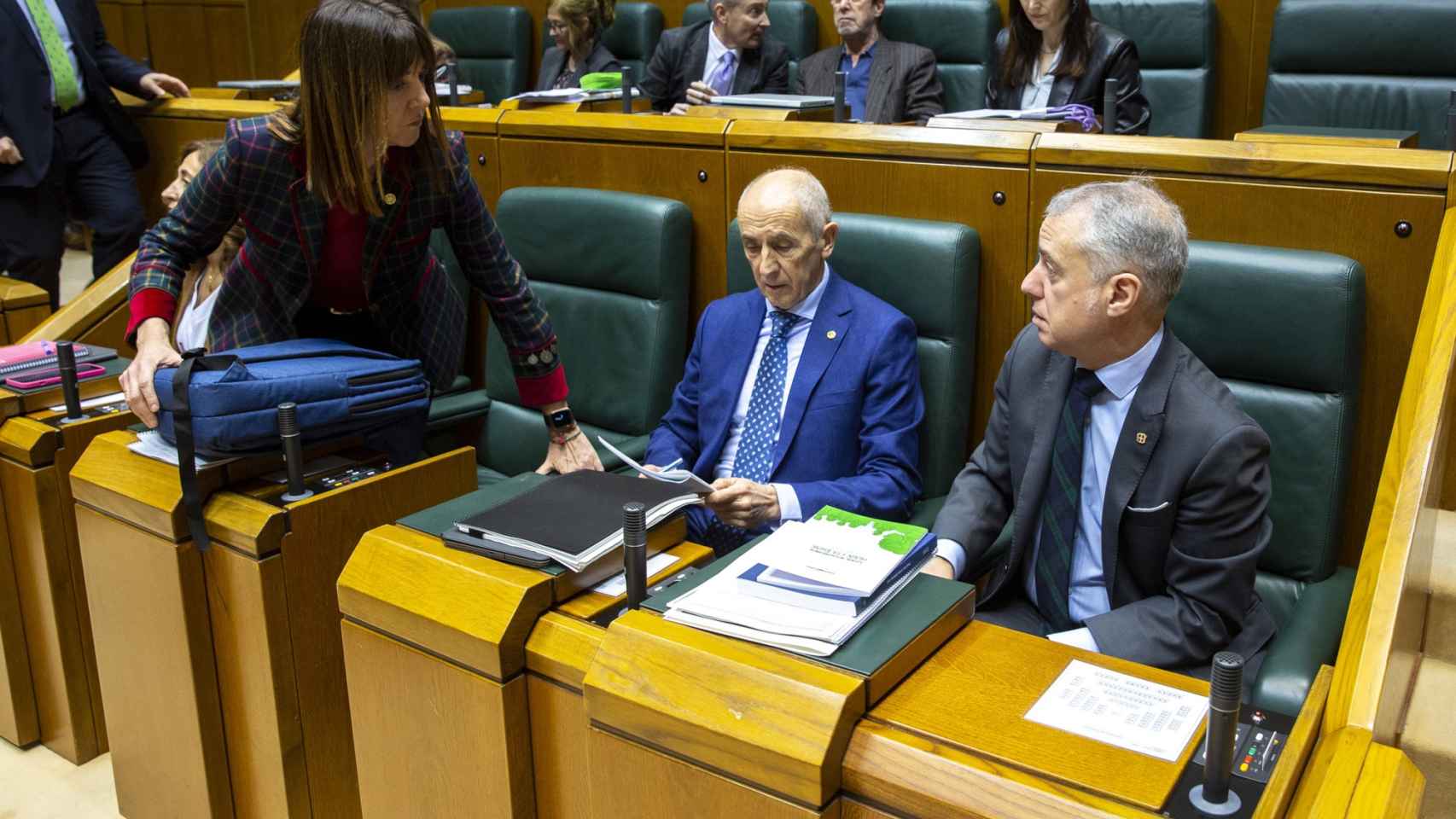 El lehendakari, Iigo Urkullu, y los vicelehendakaris Josu Erkoreka e Idoia Mendia, en el Parlamento vasco. / Efe