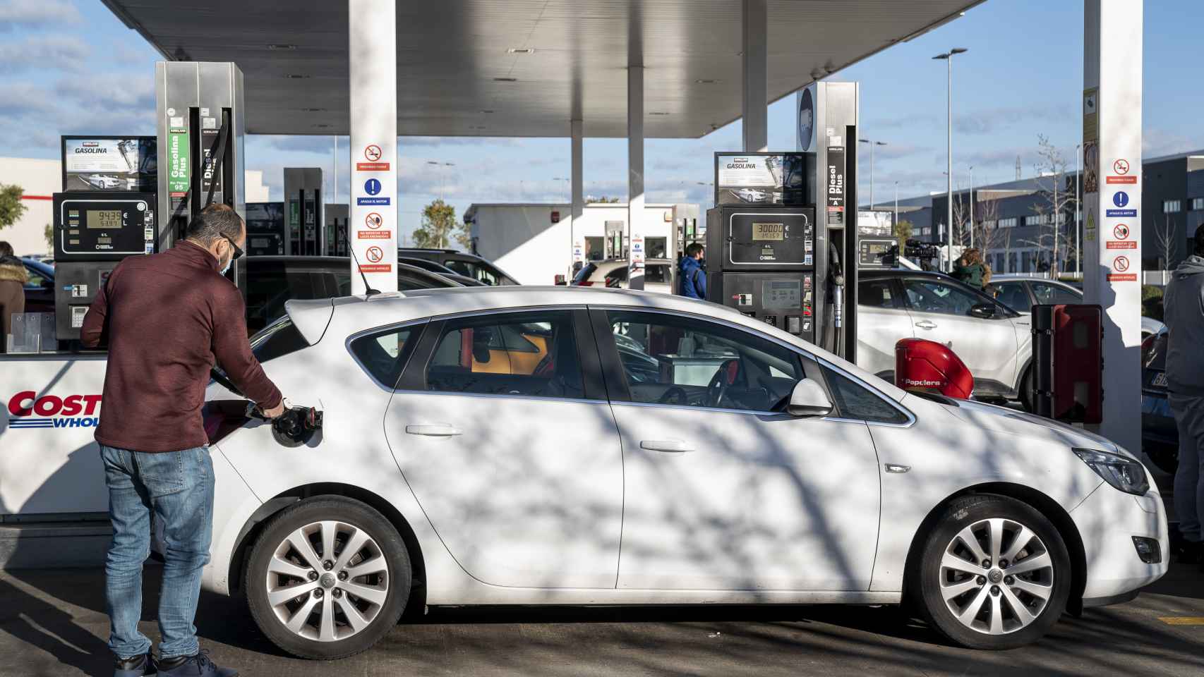 Un usuario pone gasolina en una gasolinera. / EP