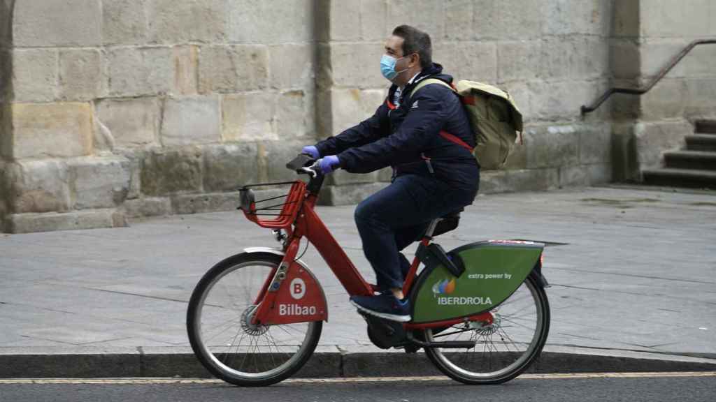 Un hombre monta en bicicleta en Bilbao /EP