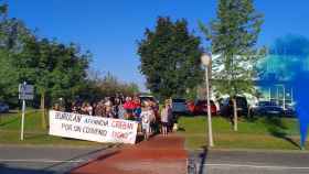 Trabajadores de Burulan frente a la empresa durante esta jornada de huelga / ELA