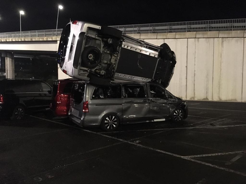 Vehículos destrozados en Mercedes / 1