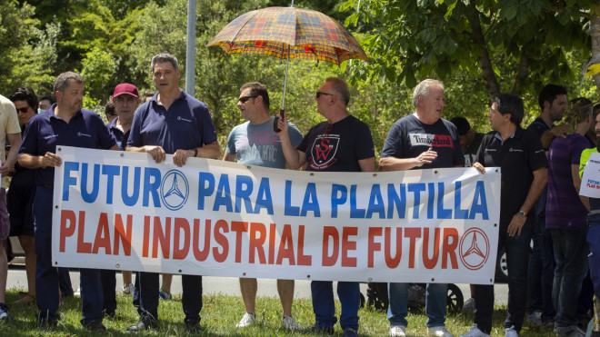 Trabajadores de la planta de Mercedes en Vitoria se manifiestan ante la factoría. / EFE