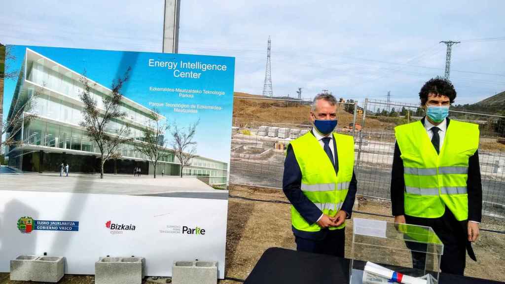 Iigo Urkullu y Unai Rementeria en Abanto durante la colocacin de la primera piedra del Energy Intelligence Center. EP