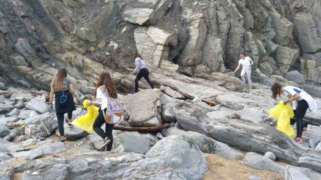 Voluntarios recogen residuos en las playas de Euskadi. / EP