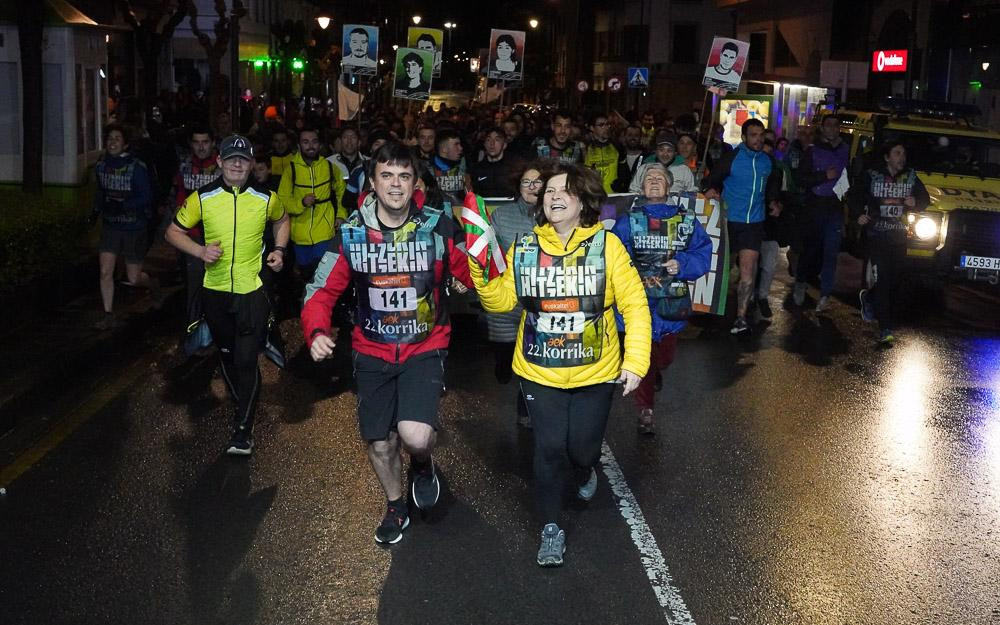 La Korrika en su paso por Galdacano con el alcalde a la cabeza y detrás fotos de etarras. / EH Bildu