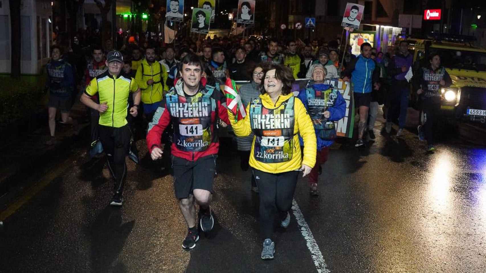 La Korrika en su paso por Galdacano con el alcalde a la cabeza y detrs fotos de etarras. / EH Bildu