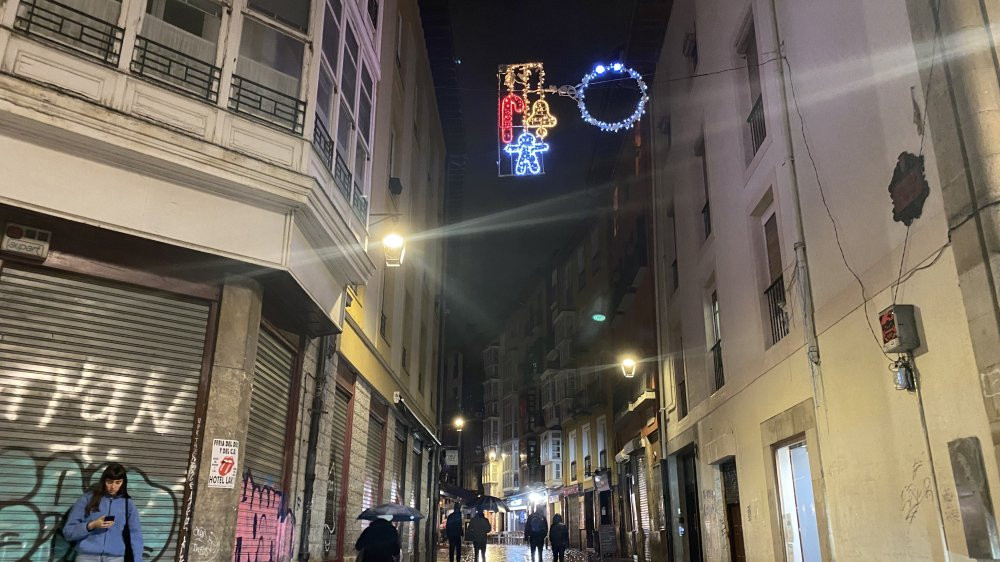 Entrada de la calle Cuchillería en el Casco Viejo de Vitoria. / CV