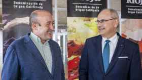 El presidente del Consejo Regulador de la DOCa Rioja, Fernando Ezquerro, junto al director general, Jos Luis Lapuente / Raquel Manzanares (EFE)