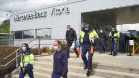 Trabajadores saliendo de la planta de Mercedes en Vitoria. / EFE