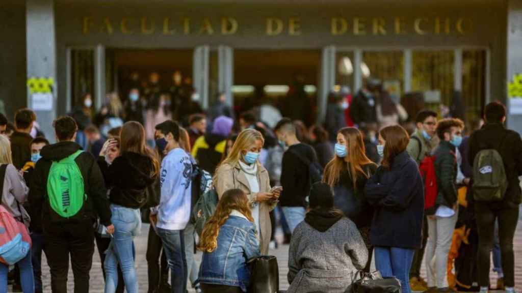 Jvenes frente a la Facultad. / EP