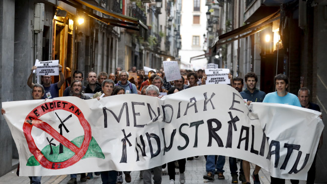 Manifestación de Sañu Bizirik contra el parque eólico de Piaspe / EFE