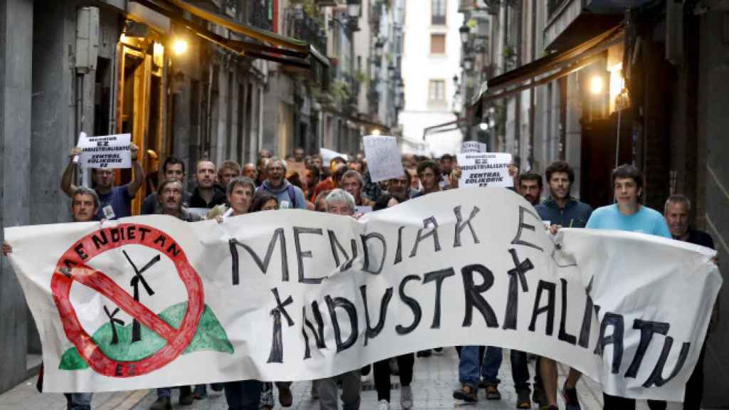 Manifestación contra un parque eólico / EFE