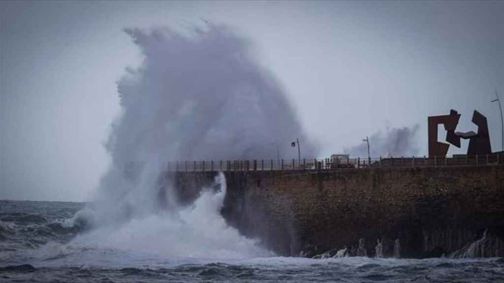 Olas en el Paseo Nuevo de Donostia. / EFE