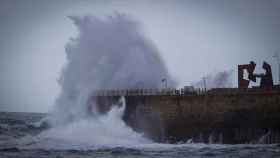 Olas en el Paseo Nuevo de Donostia. / EFE