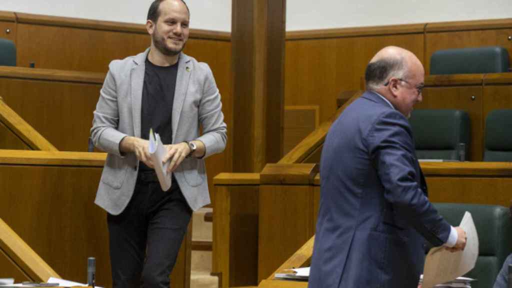 Los parlamentarios íñgo Martínez y Carmelo Barrio durante el pleno del Parlamento vasco / EFE