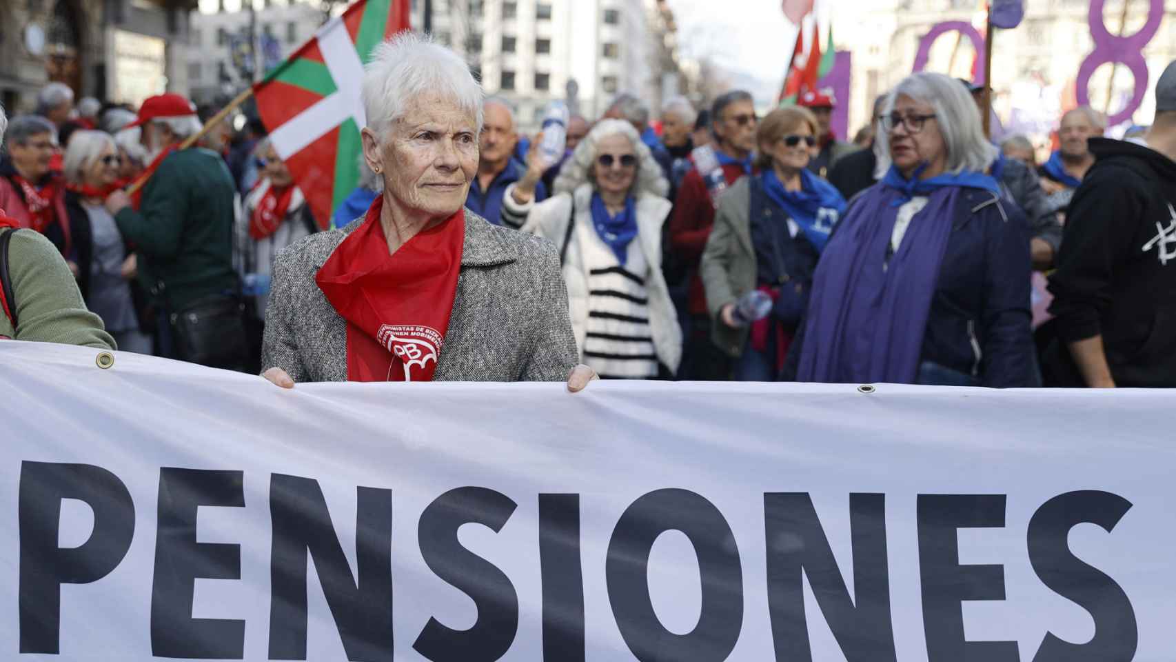 Miles de pensionistas salen a las calles de Bilbao: 1.080, s se puede / EFE (Luis Tejido)