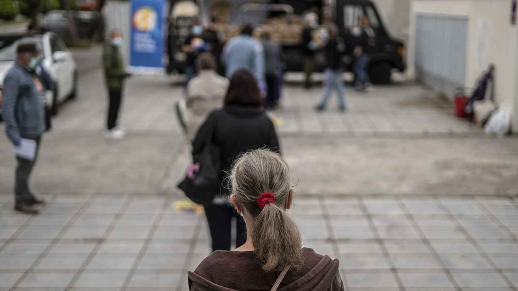 Colas ante un punto de reparto de alimentos.