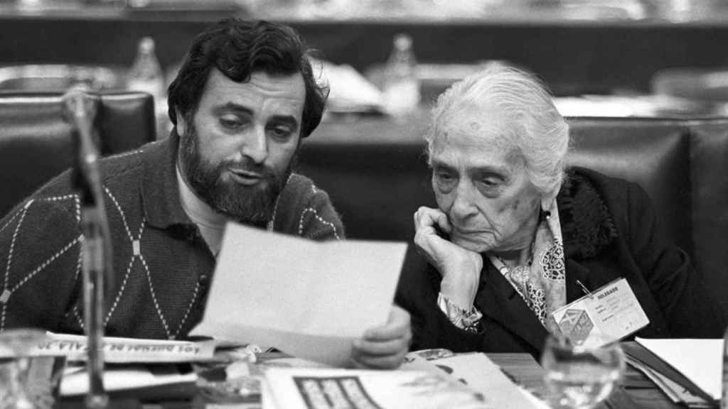 Julio Anguita y Dolores Ibrruri en 1983. / EFE