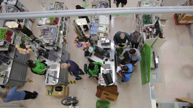 Ciudadanos comprando en un centro comercial./ EP