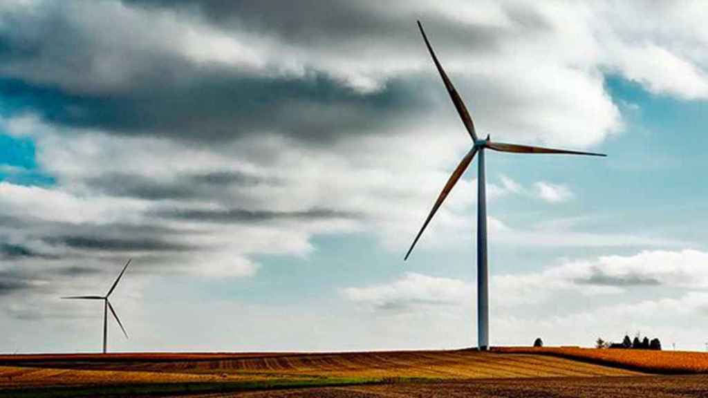 Energías renovables en un parque eólico / EP