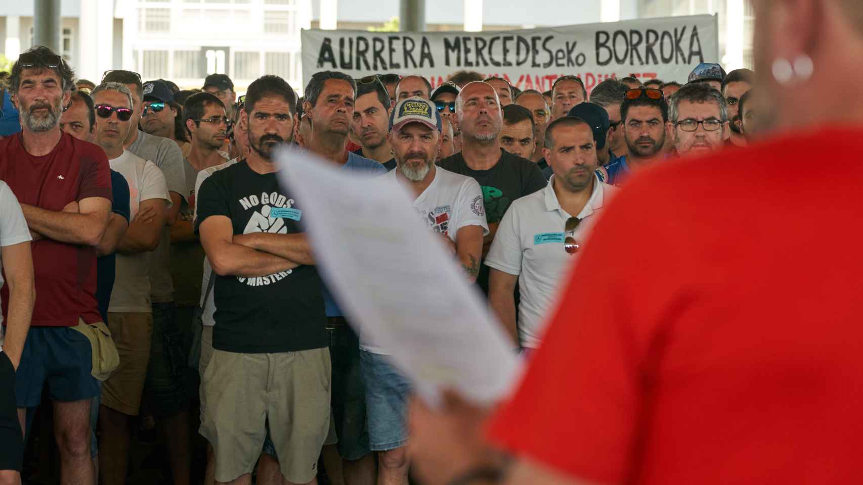 Trabajadores de Mercedes en una asamblea previa a la firma del convenio / L. Rico (EFE)