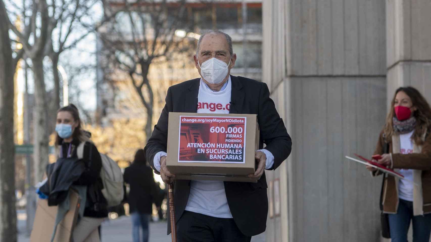 Carlos San Juan, el hombre de 78 aos que ha recogido 6oo.ooo firmas  con su campaa Soy mayor, no idiota./ EP