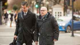 Alfredo de Miguel, acompaado por su abogado, Gonzalo Susaeta, a su llegada al palacio de Justicia de Vitoria / David Aguilar (EFE)