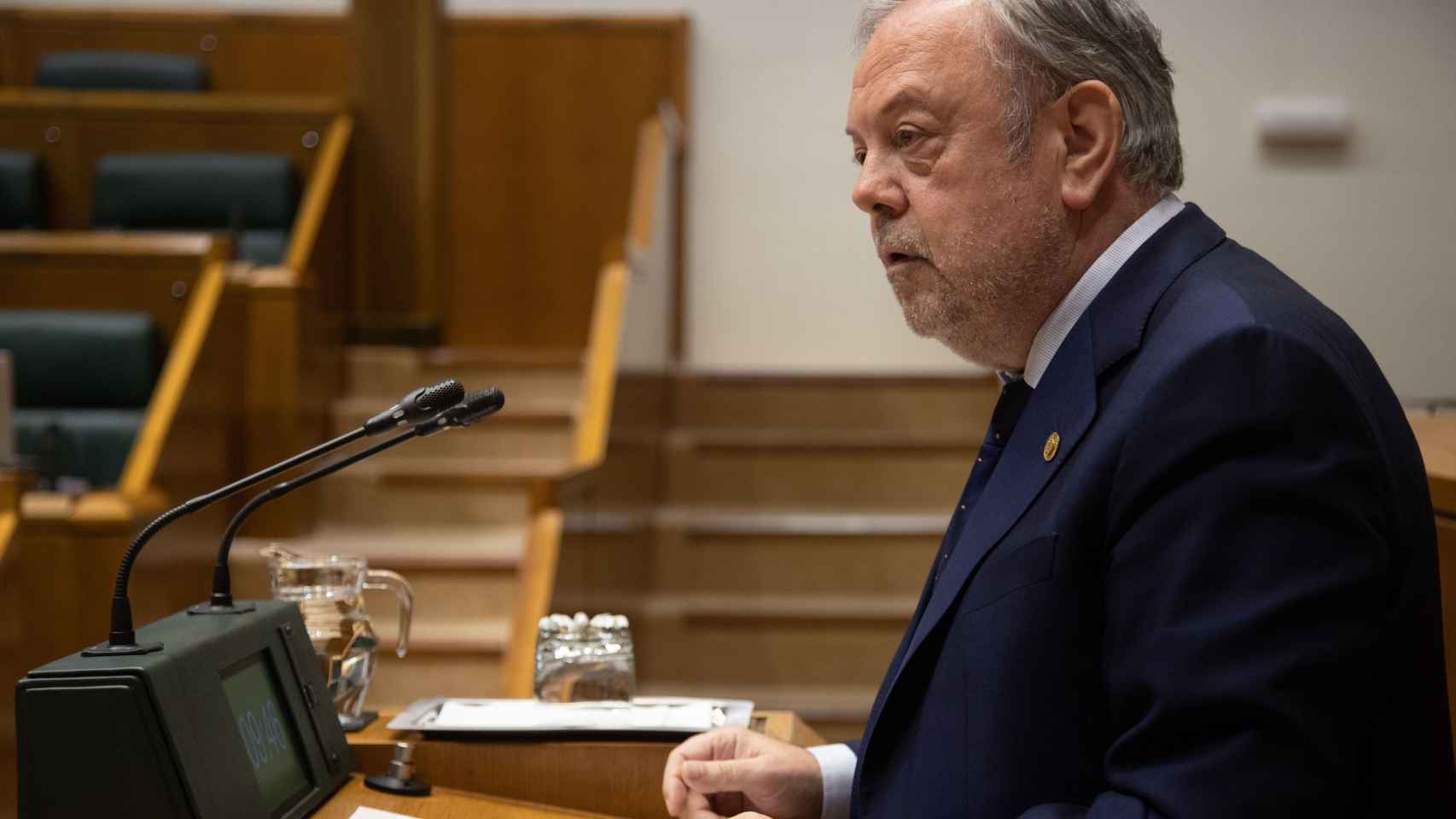 El consejero de Economa y Hacienda, Pedro Azpiazu, en el pleno de control de la Cmara vasca / Europa Press - Parlamento Vasco