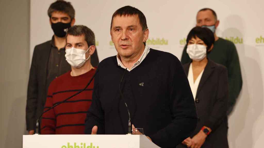 El coordinador general de EH Bildu, Arnaldo Otegi, este martes durante la rueda de prensa en la que se ha pronunciado sobre la sentencia del Tribunal Supremo. EH BILDU