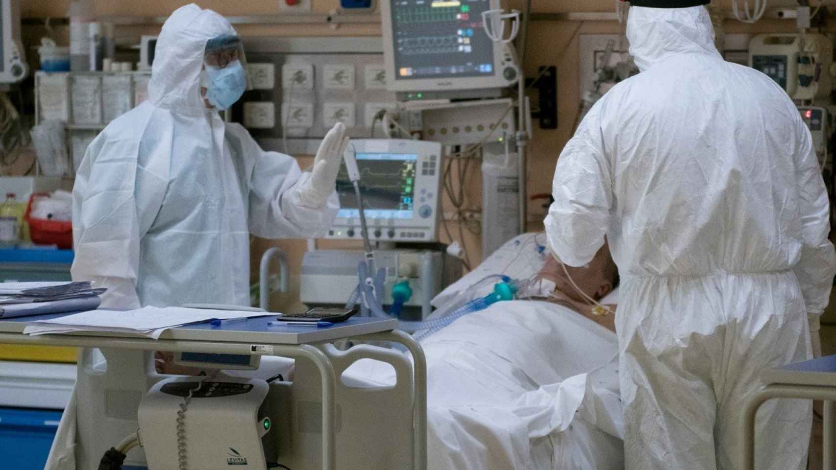 Enfermeros tratan a un enfermo de covid-19. / FUNDACIN LA CAIXA