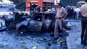 Un agente en el atentado del comando Espaa de ETA con un coche bomba en la Plaza de la Repblica Dominicana de Madrid, a 14 de julio de 1986, en Madrid. / EP