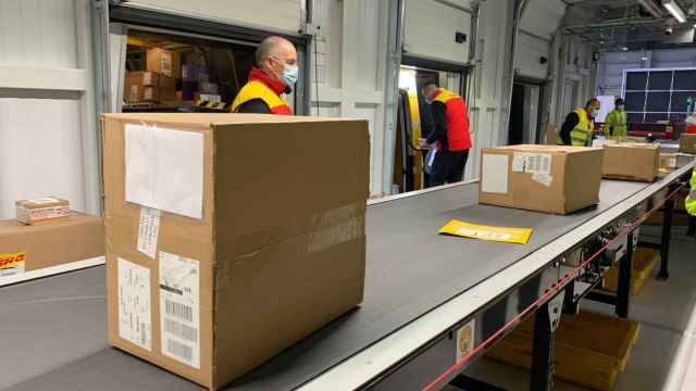 La planta de DHL en Galdakao puede clasificar hasta 2.500 paquetes por hora / CV