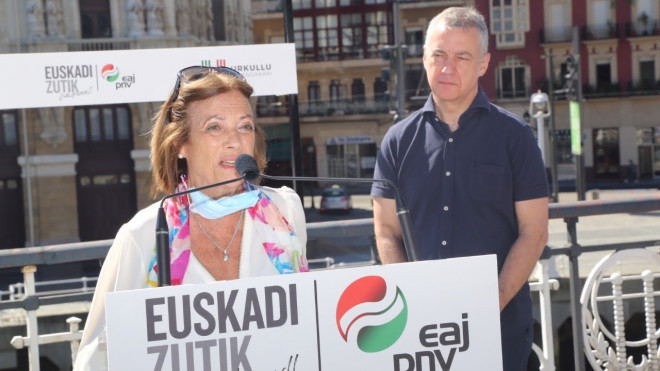 La exdirigente jeltzale Inmaculada Boneta, junto a Urkullu durante la campaña electoral de 2020 / PNV