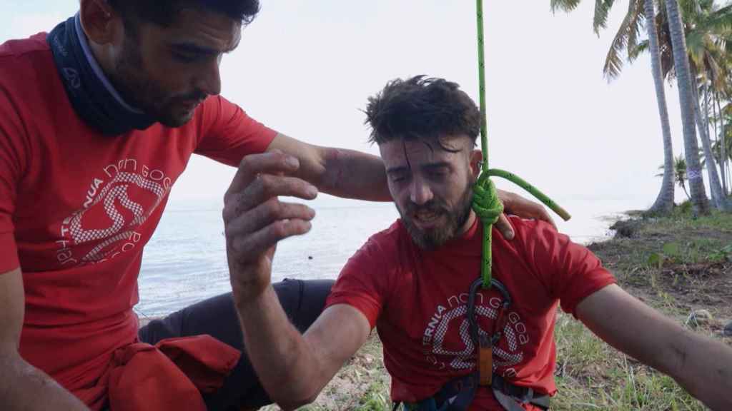 Iban trata de consolar a un derrotado Asier.