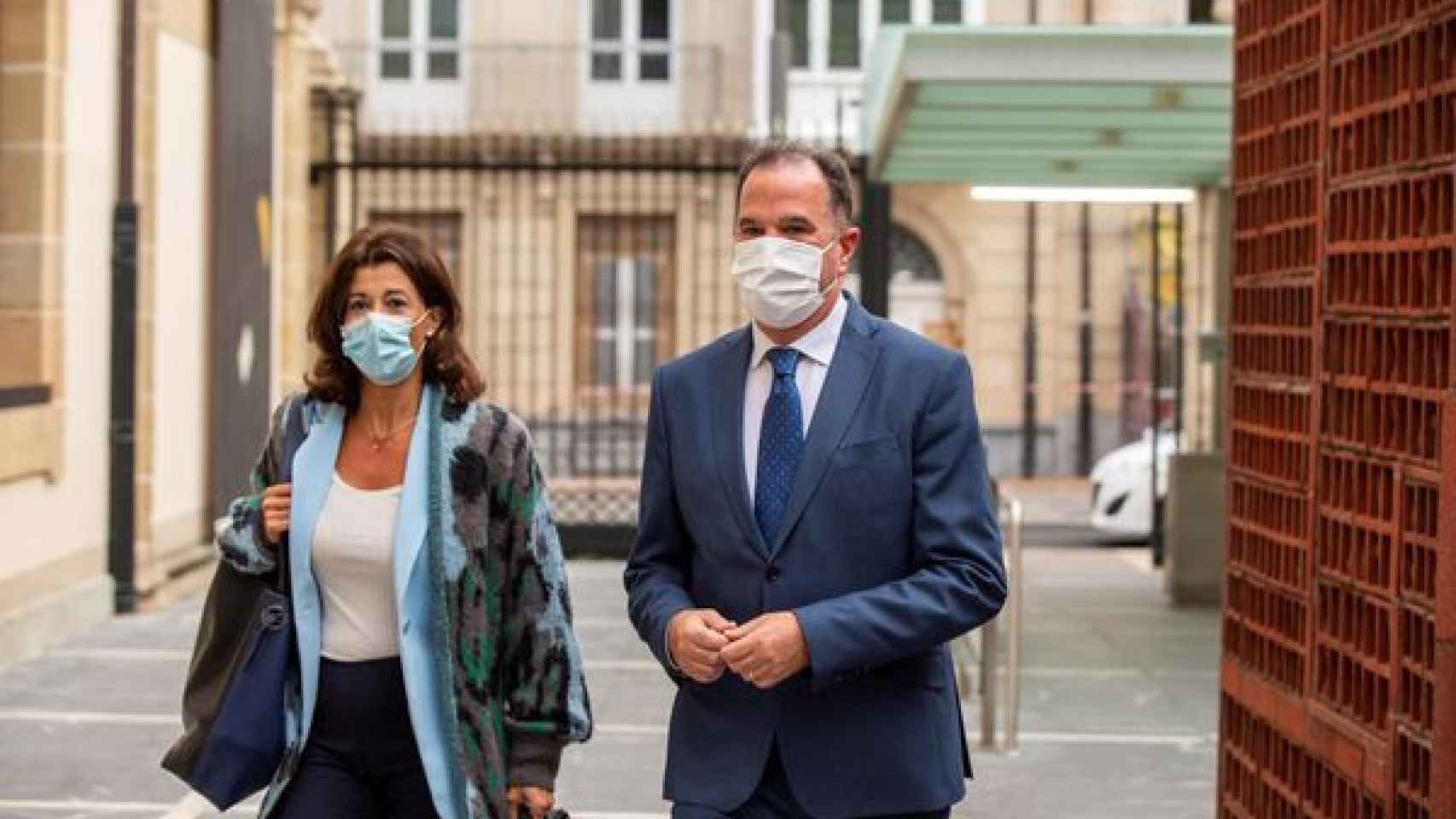 Los populares Laura Garrido y Carlos Iturgaiz en la entrada del Parlamento vasco. / EFE