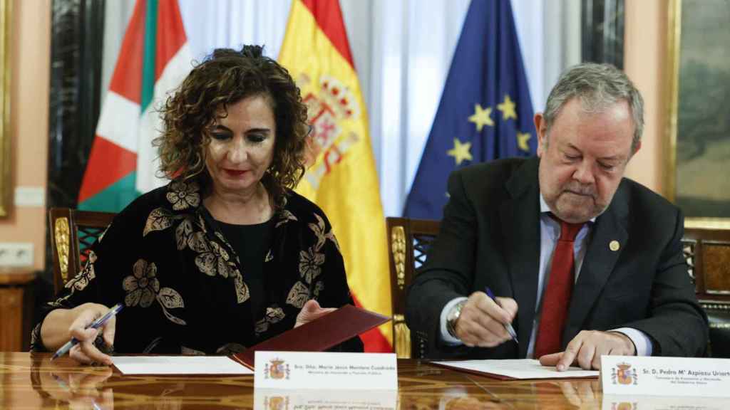 La ministra de Hacienda, Mara Jess Montero y el consejero de Economa y Hacienda, Pedro Azpiazu. / EFE