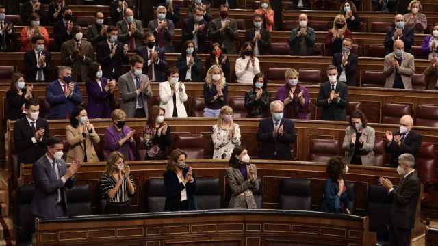 Aplausos en la bancada socialista del Congreso tras aprobarse los Presupuestos de 2022./ EP