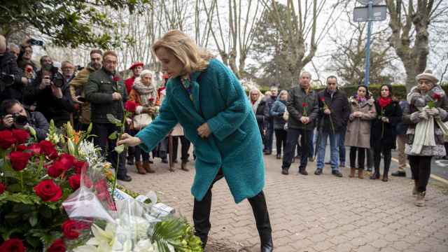 La viuda de Fernando Buesa, Natividad Rodrguez, deposita una rosa durante la ofrenda floral en el monolito de los Jardines de la Libertad de Vitoria / EFE