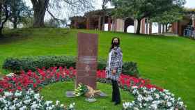 La parlamentaria vasca de Vox, Amaia Martnez, ayer junto al monolito en memoria de las vctimas del terrorismo en Bilbao.