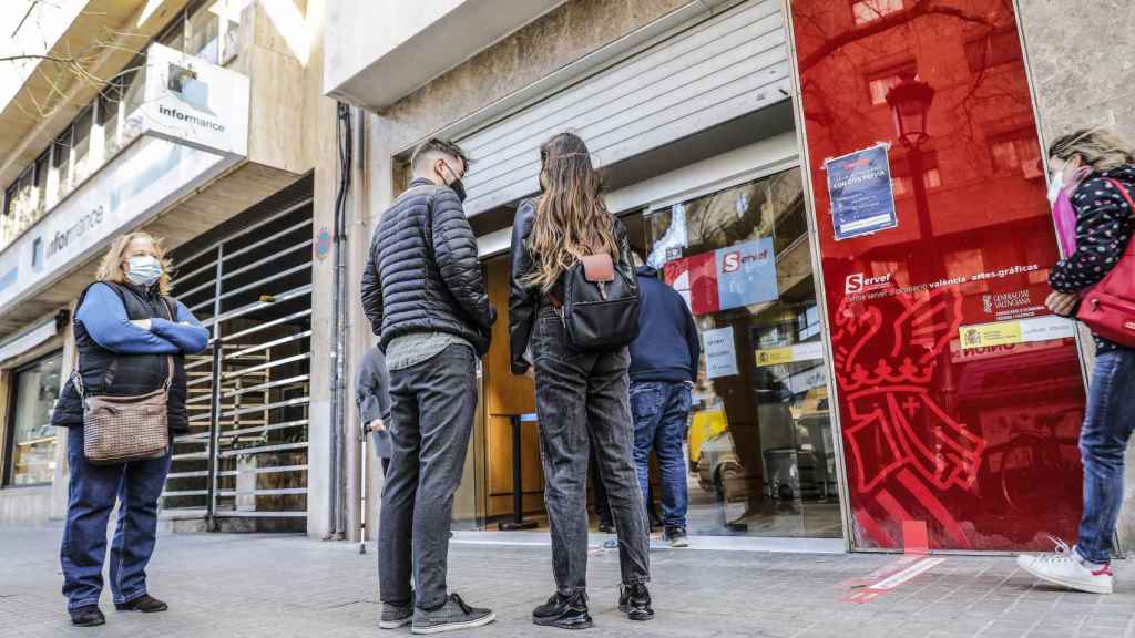 varias personas con cita previa esperan entrar en la oficina del INEM. /EP